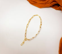 Load image into Gallery viewer, paper clip gold filled chain bracelet with pearls