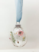 Load image into Gallery viewer, Pressed flower resin ball ornament