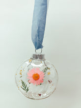 Load image into Gallery viewer, Pressed flower resin ball ornament